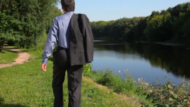 Pohledný muž, procházky po břehu od fotoaparátu — Stock video
