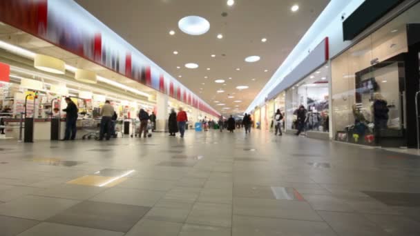 Compradores entrando en una gran tienda. — Vídeos de Stock