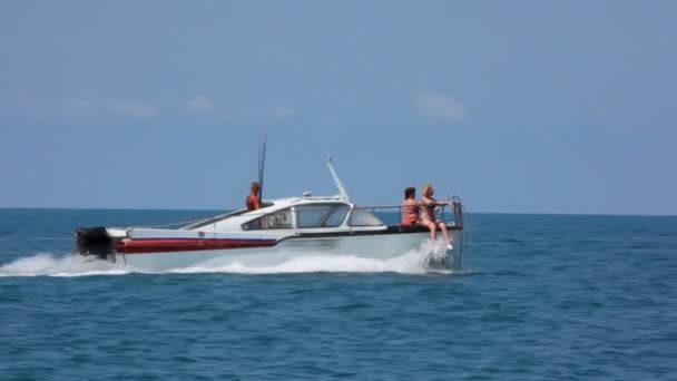 En ir barco de recreo en el mar, entretenimiento turístico — Vídeos de Stock