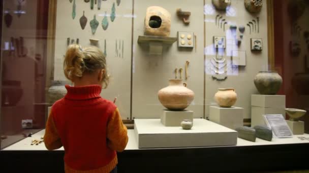 Little girl drawing copy of exhibit in museum of history — Stock Video