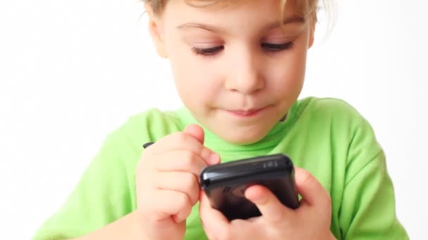 Menina pequena jogar no comunicador com stylus no fundo branco — Vídeo de Stock