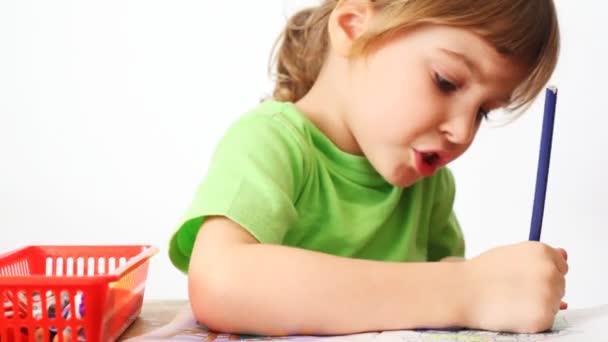 Menina pequena senta-se à mesa, tintas a lápis imagem e conversa — Vídeo de Stock