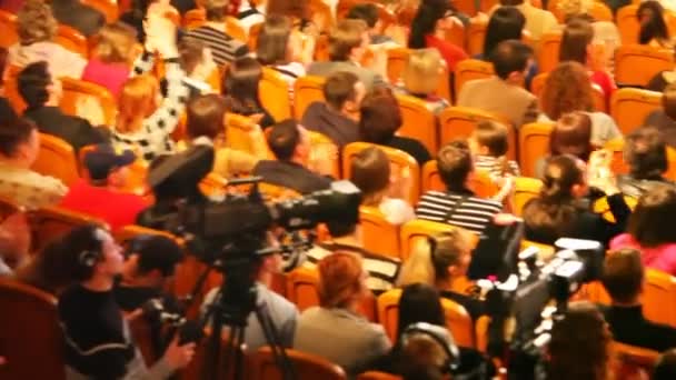MOSCA, 28 MARZO: Pubblico e interpreti durante una registrazione di KVN - uno dei più popolari spettacoli televisivi russi il 28 marzo 2008 a Mosca, Russia. Numero di spettatori e attori sulla scena . — Video Stock
