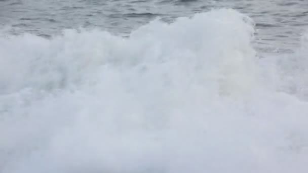 Spumous surfing waves of sea — Stock Video
