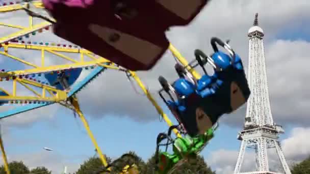 Carousel atlıkarınca eğlence şehir parkında döndürme — Stok video