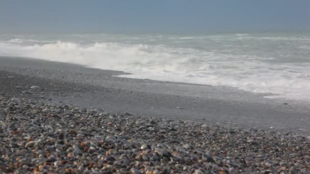 Cena da natureza na costa rochosa, ondas de surf do mar e céu — Vídeo de Stock