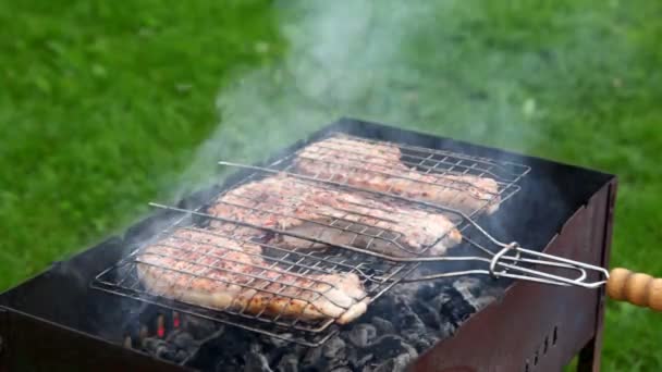 Kött matlagning på grillen i gården — Stockvideo