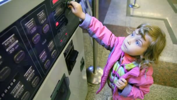 Malá holčička pomocí nápojový automat vnitřní — Stock video