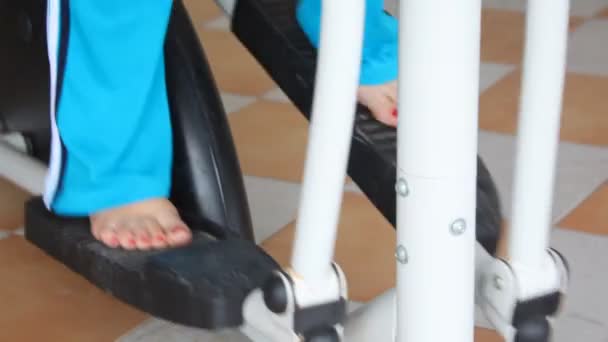 Ноги жінки тренування на тренажерному обладнанні, вид спереду — стокове відео