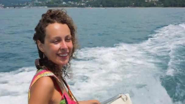 Portret van jonge gelukkig vrouw zitten in gaan cutter — Stockvideo