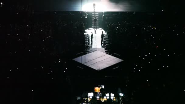 Cantante canta uno en escena en la sala de conciertos oscura entre los espectadores — Vídeos de Stock