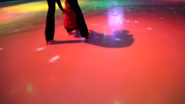 Patinaje en pista de patinaje con iluminación, cámara en movimiento — Vídeos de Stock