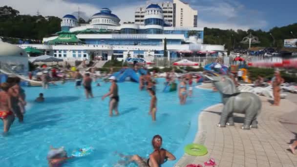 Has fun in water park, panning, blurred video — Stock Video