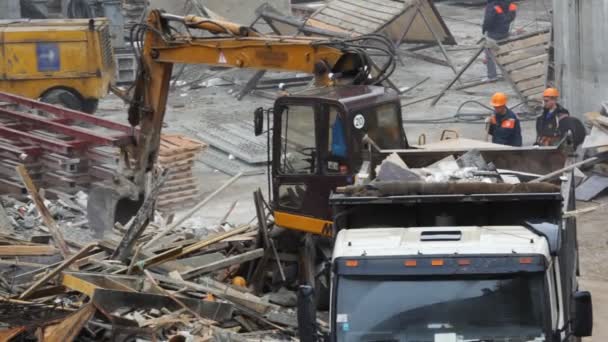 Arrastre las cargas de polvo de construcción en el sitio de construcción — Vídeo de stock