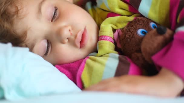 Petite fille dormir avec jouet ours dans le compartiment de transport ferroviaire — Video