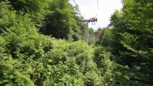 Vídeo de movimento funicular acima da floresta — Vídeo de Stock