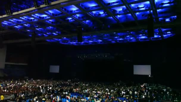 Revisão de sala de concerto com de cadeiras para teto — Vídeo de Stock