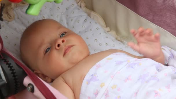 Baby laying in the crib, close-up — Stock Video