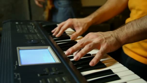 Reproductor de teclado no identificado tocando en el estudio, panorámica vertical — Vídeo de stock