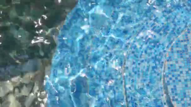 Oleando agua clara en la piscina con escaleras, vista superior — Vídeos de Stock