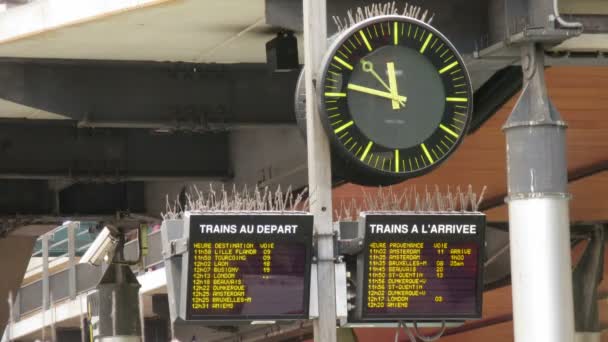 Timmar vid stationen i paris, Frankrike. under timmar av styrelsen med avgång av tåg. tidsinställd. — Stockvideo