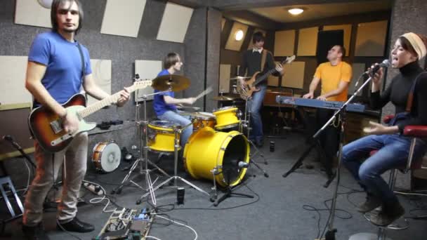 Grupo musical de cinco personas tocando en el estudio — Vídeos de Stock