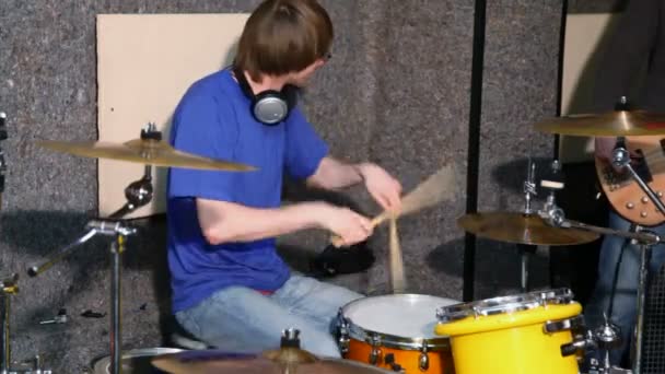 Drummer spelen op drums in de opnamestudio — Stockvideo