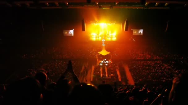 Cantores aparecem na cena preenchida com luz dourada na sala de concertos — Vídeo de Stock