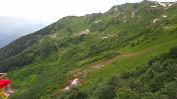 Turistas en subir funicular en las montañas — Vídeos de Stock