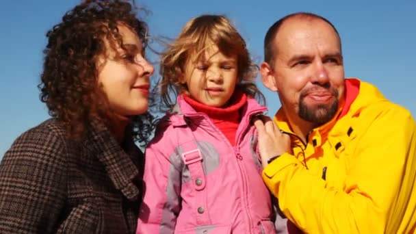 Портрет мамы, папы и дочери вместе на фоне ясного неба — стоковое видео