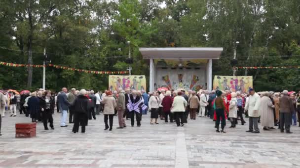 Moskwa - 13 czerwca: osoby w podeszłym wieku taniec pod muzykę na parkiecie w parku sokolniki 13 czerwca 2009 r. w Moskwie, Rosja. — Wideo stockowe