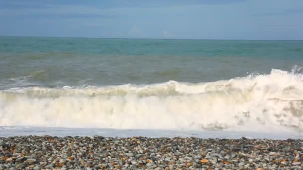 Escena de la naturaleza en la costa rocosa, ondeando mar y cielo — Vídeos de Stock