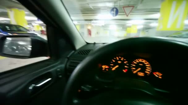 Pohled z okénka automobilu na podzemní parkoviště — Stock video
