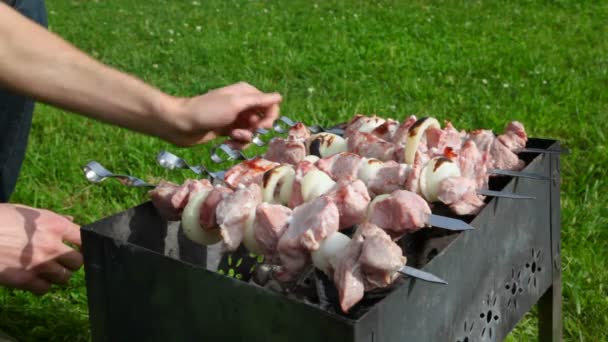 Hombre cocinar shish kebab en barbacoa al aire libre — Vídeos de Stock