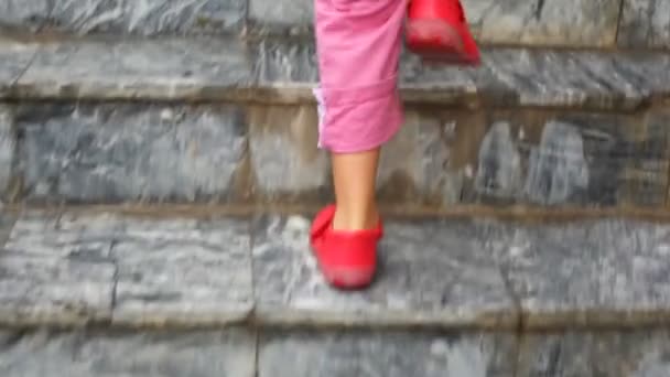 Los pies del niño que sube por los escalones de escalera, la cámara sigue al niño — Vídeo de stock