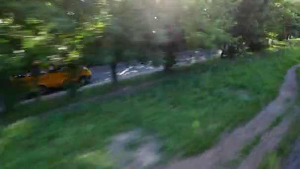 Minibusem na drodze, widok z okna samochodu w ruchu — Wideo stockowe