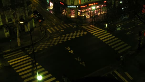 Lebhafte Kreuzung im Zentrum von Paris — Stockvideo