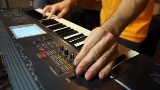 Tastiera non identificata che suona in studio — Video Stock