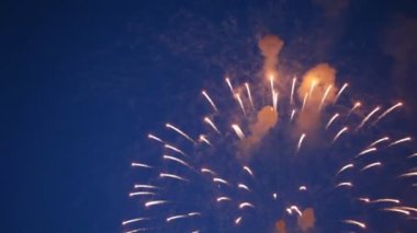 akşam gökyüzünde havai fişek üç yanıp söner