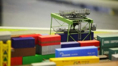 Demiryolu kapları arasında hareketli oyuncak telefon kargo yükleyici mekanizması