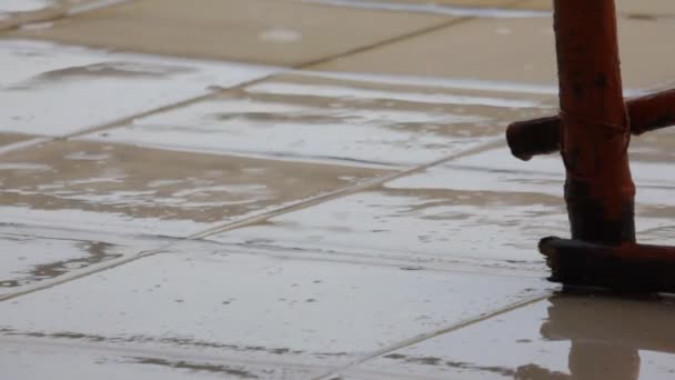Csepp eső esik a padló dalle — Stock videók