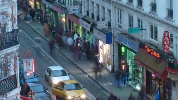 Małe paryskiej ulicy, widok z góry. Paris, Francja. upływ czasu. — Wideo stockowe