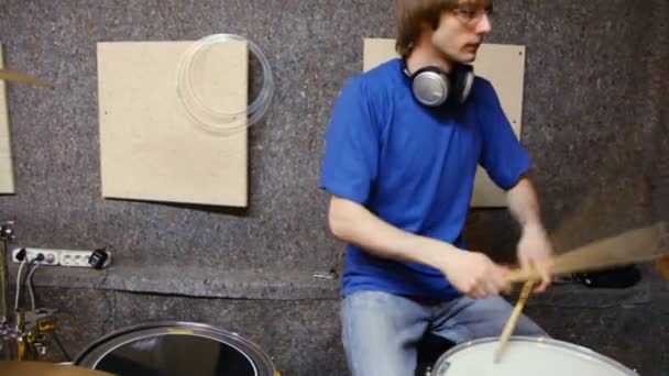 Drummer playing on dums in recording studio, moving camera — Stock Video