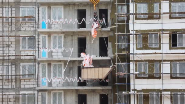 I lavoratori buttano via la polvere da piani della casa in costruzione — Video Stock