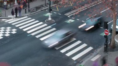 paris, üstten görünüm, Fransa'nın merkezinde yaya geçidi. zaman atlamalı. bulanık reklam, plakalar, yüzler, başlıklar