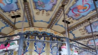 Carousel atlıkarınca eğlence olmadan dönen atlar ile