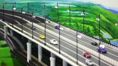 oyuncak küçük otomobil otomobil köprüden önce çizilmiş panorama üzerinde durmak. görüntü yıkadı
