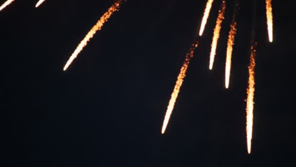 Dim destellos multicolores de fuegos artificiales en el cielo nocturno — Vídeo de stock