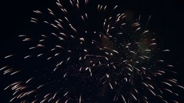 gece gökyüzünde havai fişek yanıp söner