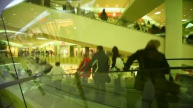 büyük multistorey alışveriş dükkanında yürüyen merdiven üzerinde acele